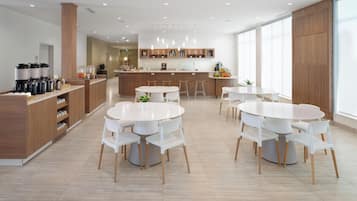 2 restaurantes, se sirve desayuno