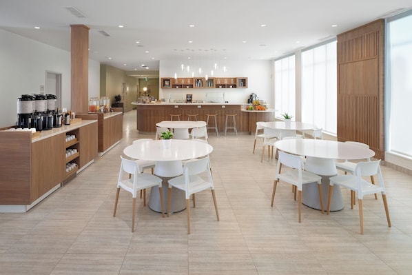 2 restaurants, breakfast served