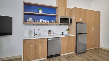 Refrigerador, microondas, cafetera/tetera
