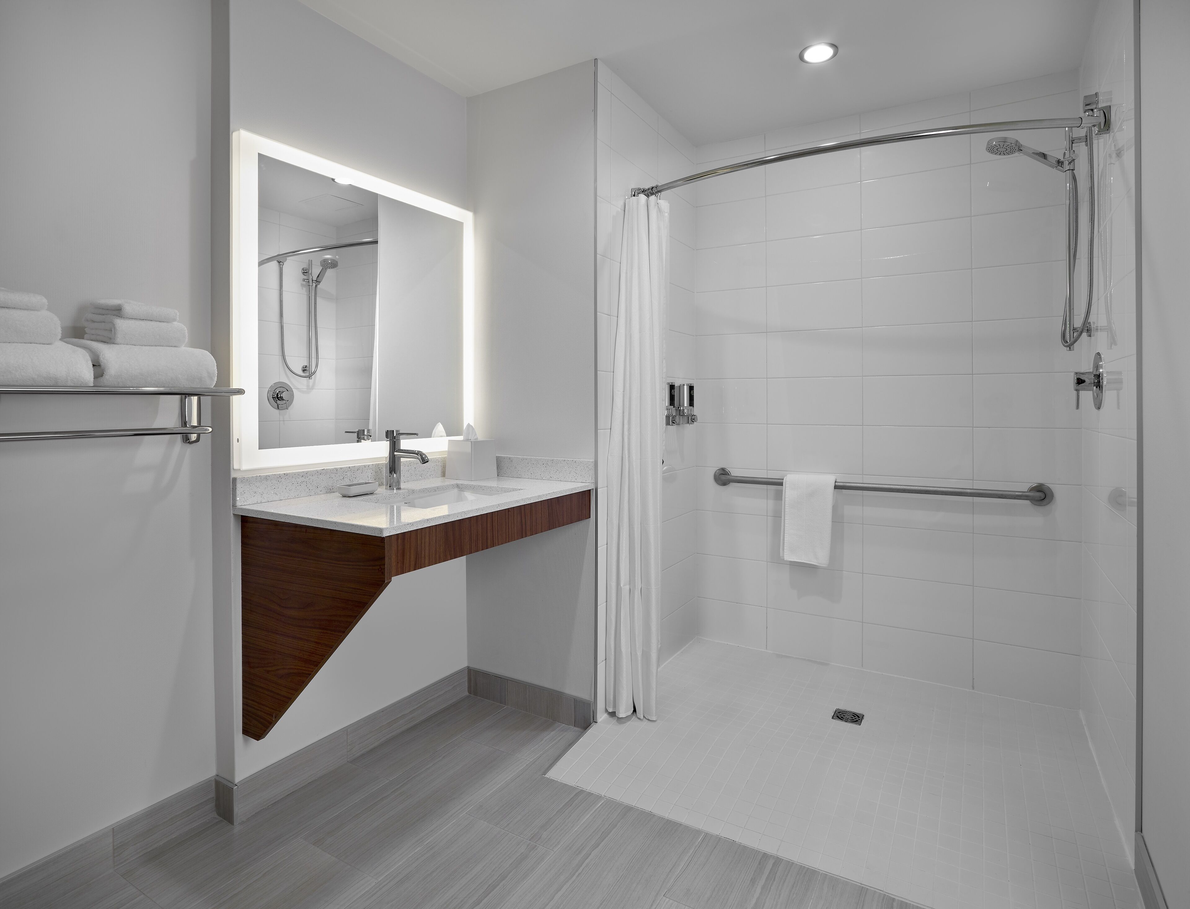 traditional room, 1 king bed, non smoking | bathroom | free toiletries, hair dryer, towels, soap