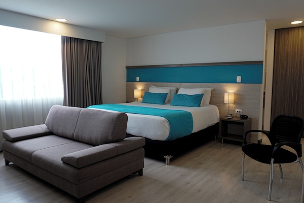 Minibar, caja de seguridad en la habitación y escritorio