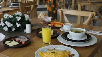 Desayuno buffet todos los días (COP 30000 por persona)