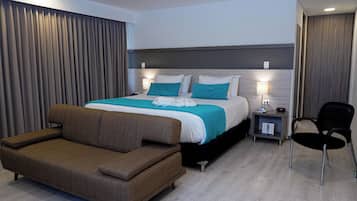 Suite estudio junior | Minibar, caja de seguridad en la habitación y escritorio