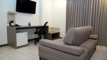 Suíte estúdio júnior | Frigobar, cofres nos quartos, escrivaninha