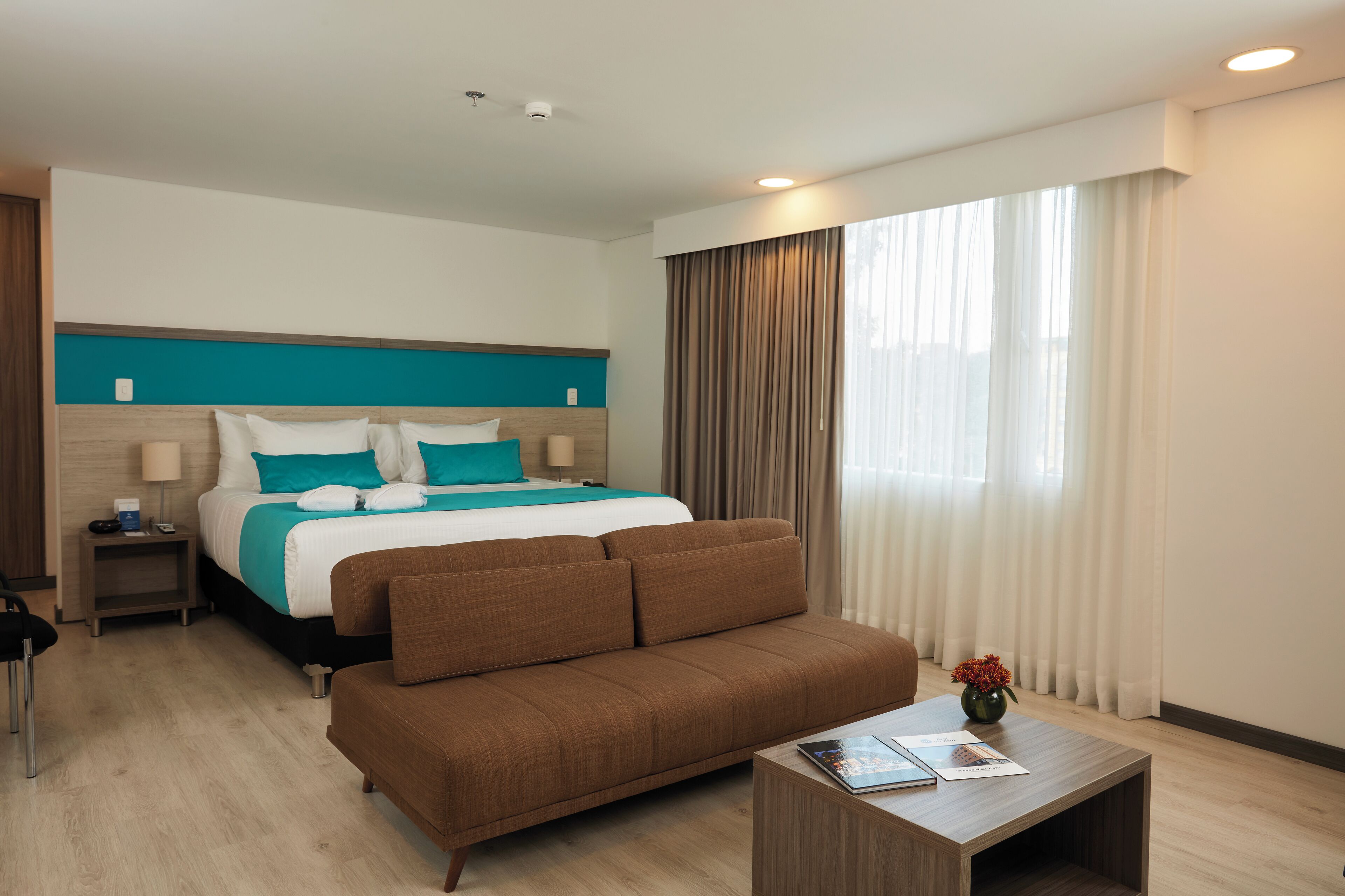 Studio Suite Junior, 1 giường cỡ king, quang cảnh thành phố | Minibar, két bảo mật tại phòng, bàn 
