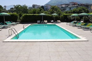 Piscine extérieure en saison, accès possible de 9 h à 13 h, parasols