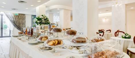 Petit déjeuner buffet (7 EUR par personne)