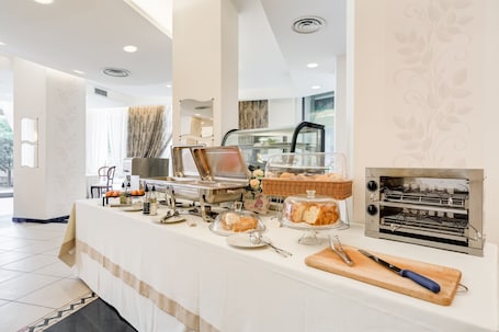 Desayuno buffet diario (EUR 7 por persona)