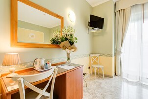 迷你吧、客房内保险箱、办公桌、熨斗/熨衣板