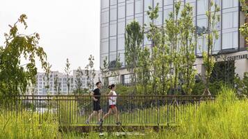 Een modern gebouw met een glazen gevel en een bord met de tekst 'COURTYARD'.