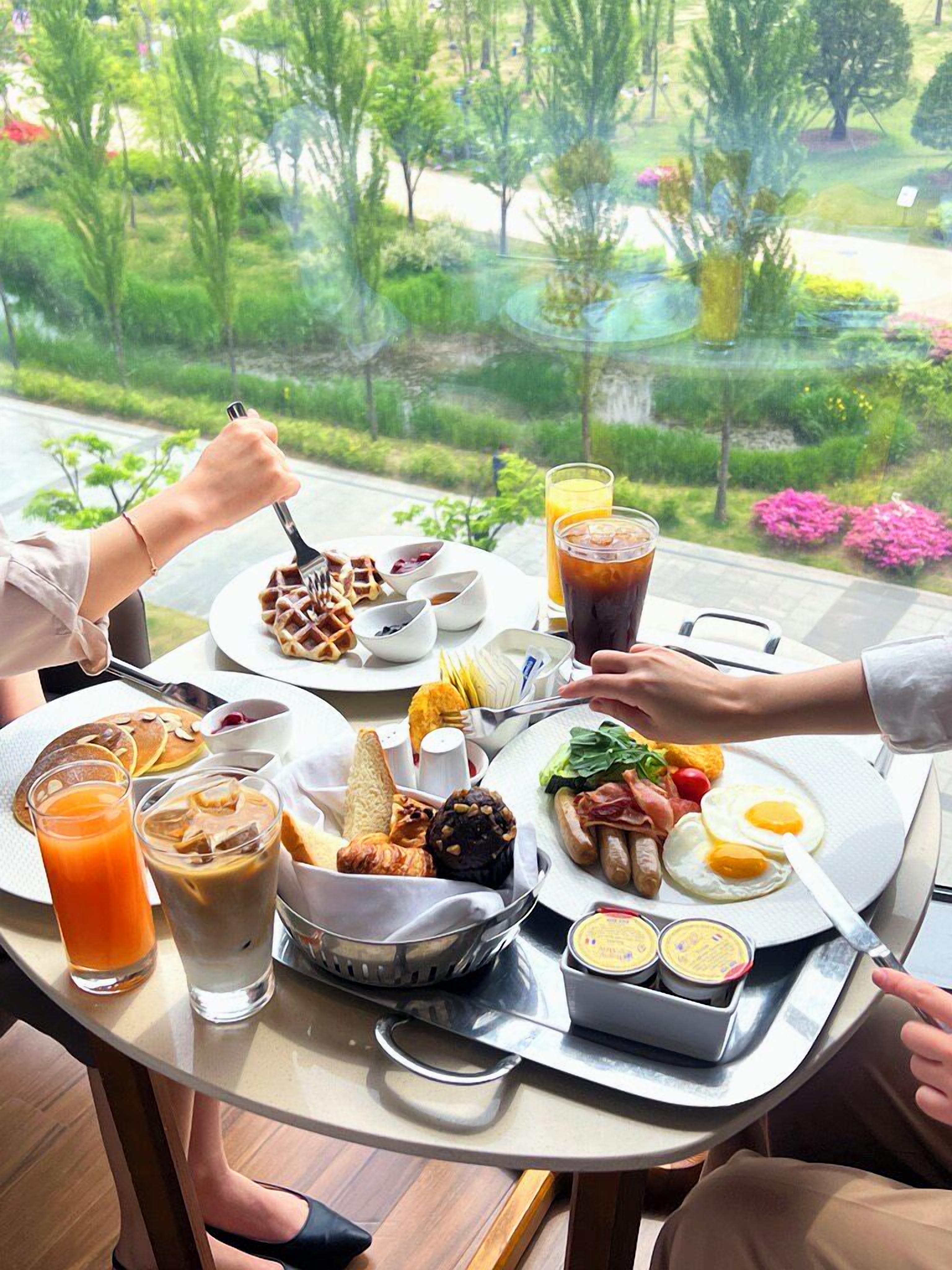daily buffet breakfast (krw 44000 per person)