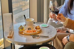 Petit déjeuner, déjeuner et dîner servis sur place