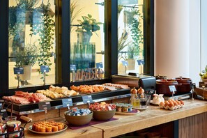 Daily continental breakfast (EUR 21 per person) - Radisson Hotel Bordeaux Saint Jean (Bordeaux)
