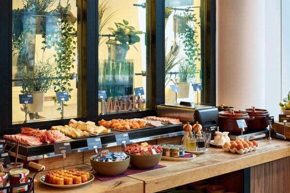 Daily continental breakfast (EUR 21 per person)