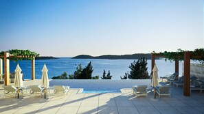 Een buitenzwembad en een infinitypool