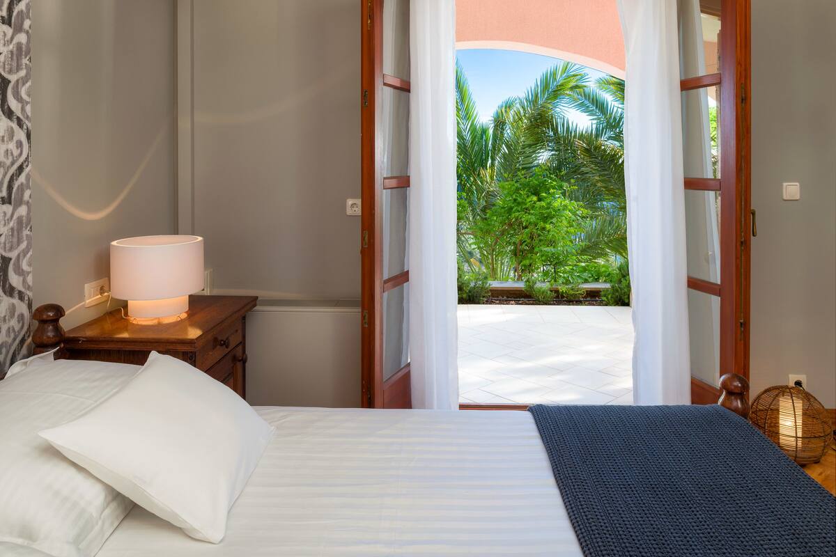 Junior Studio Suite, 1 Queen Bed with Sofa bed, Sea View | Egyptian cotton sheets, minibar, in-room safe, desk