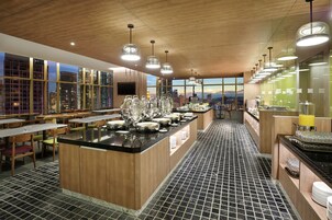 朝食 (ビュッフェ)、毎日提供 (有料)