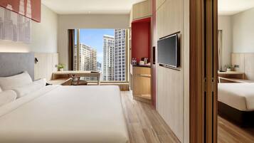 Standard Room, 1 Queen Bed, High Floor | Hypo-allergenic bedding, minibar, in-room safe, desk