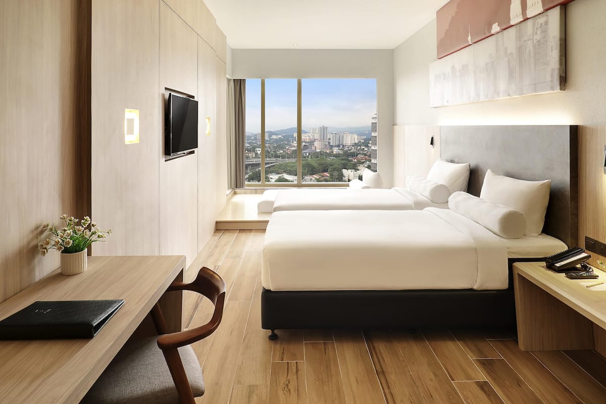 Deluxe kamer, 2 eenpersoonsbedden | Hypoallergeen beddengoed, een minibar, een kluis op de kamer, een bureau