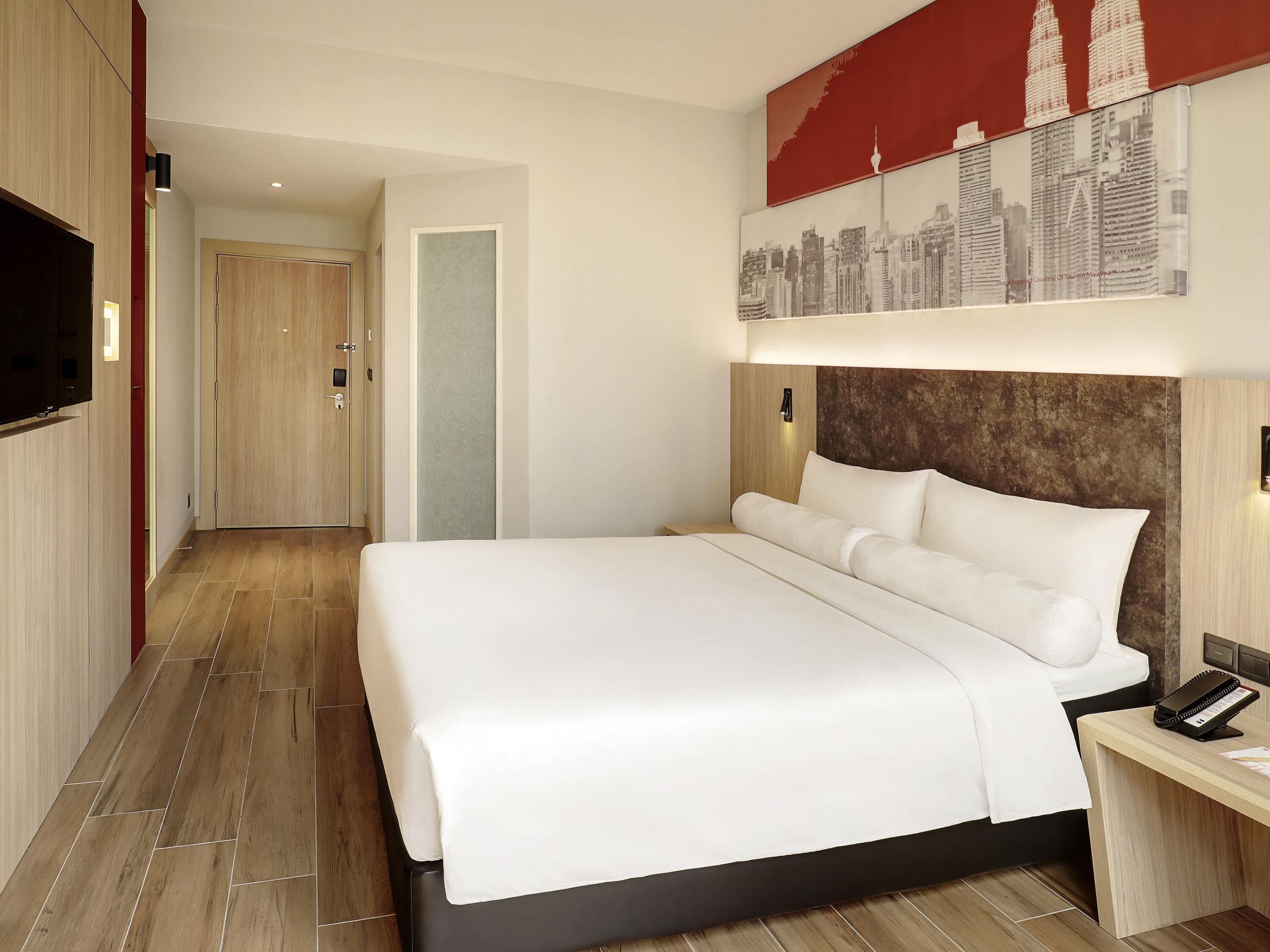 Hypo-allergenic bedding, minibar, in-room safe, desk