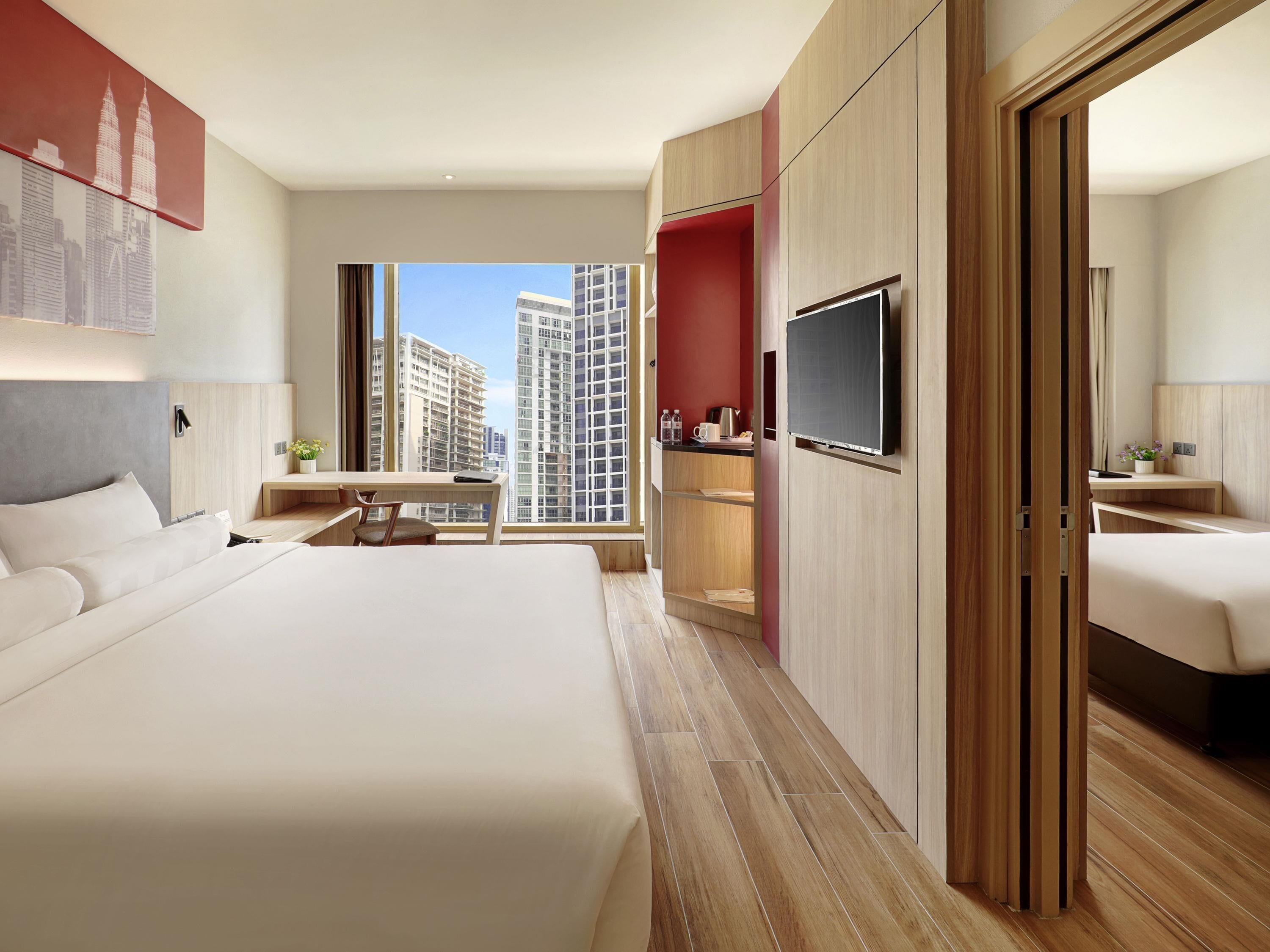 Hypo-allergenic bedding, minibar, in-room safe, desk