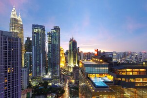 2 つの屋外プール、営業時間 7:00 ～ 22:00、サンラウンジャー
