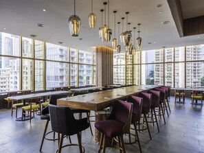 供應早餐、午餐和晚餐,當地和國際料理