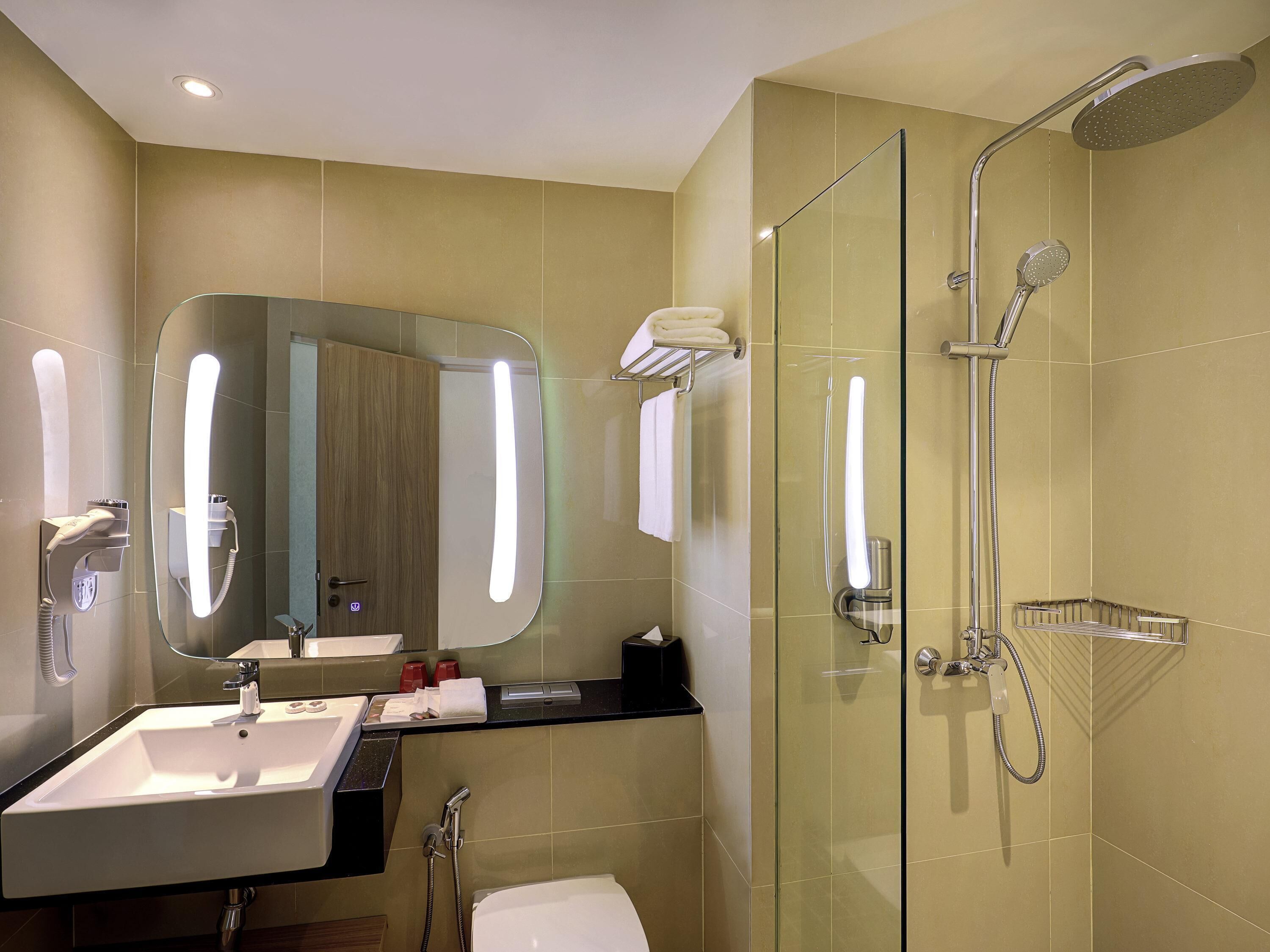 防敏寢具、迷你吧、房內夾萬、書桌