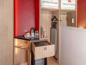 Standard Queen Room (No Window) | Hypo-allergenic bedding, minibar, in-room safe, desk - Ibis Kuala Lumpur City Centre Hotel (Kuala Lumpur)