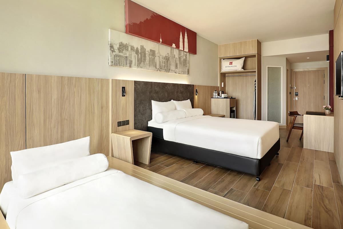 Rom – deluxe, 1 queensize-seng | Allergitestet sengetøy, minibar, safe på rommet og skrivebord