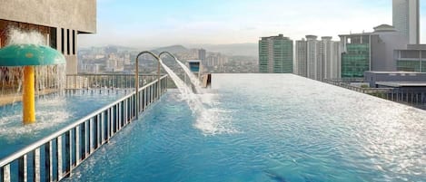 2 piscines extérieures, chaises longues
