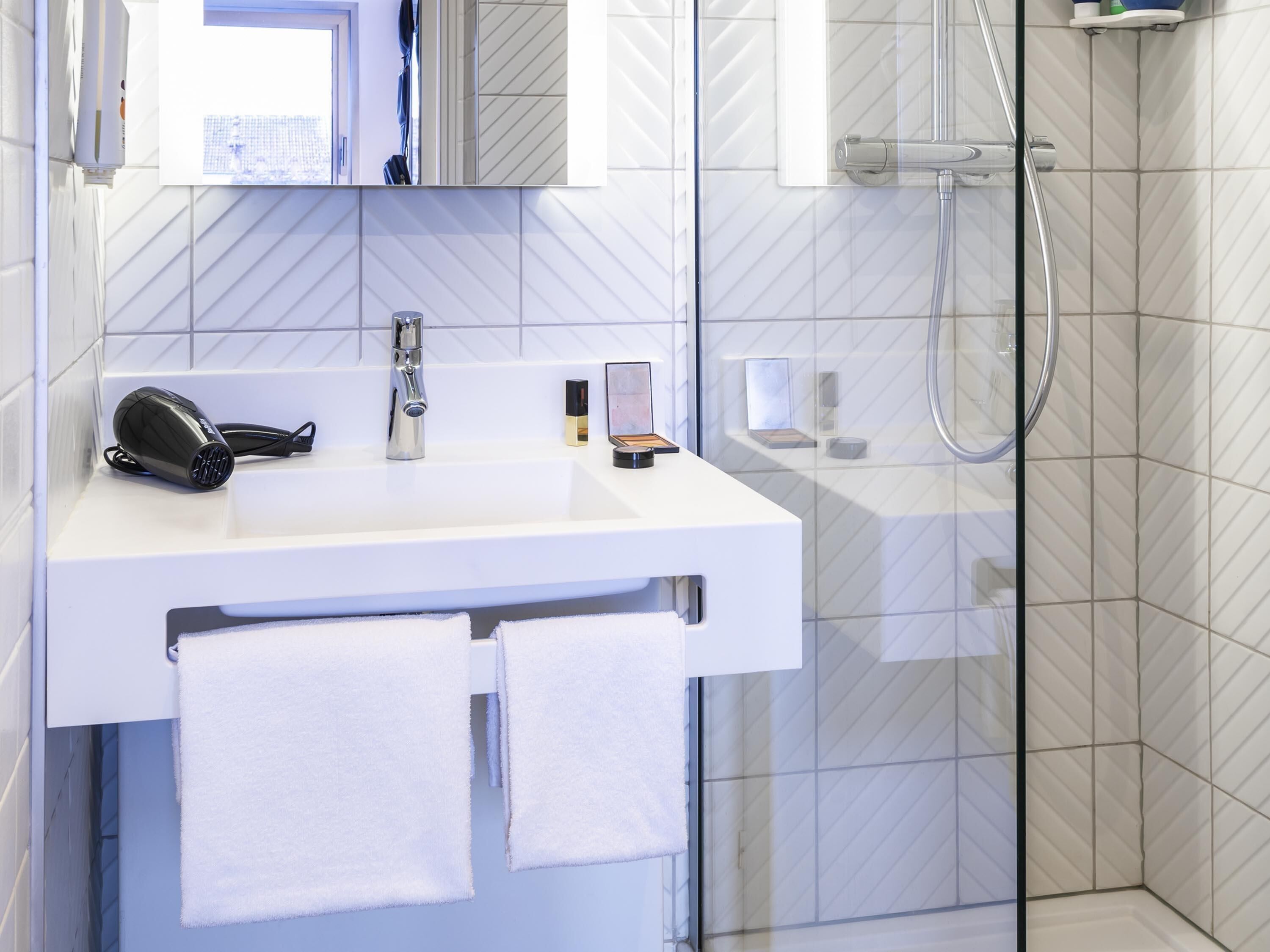 Luxe beddengoed, een bureau, verduisterende gordijnen