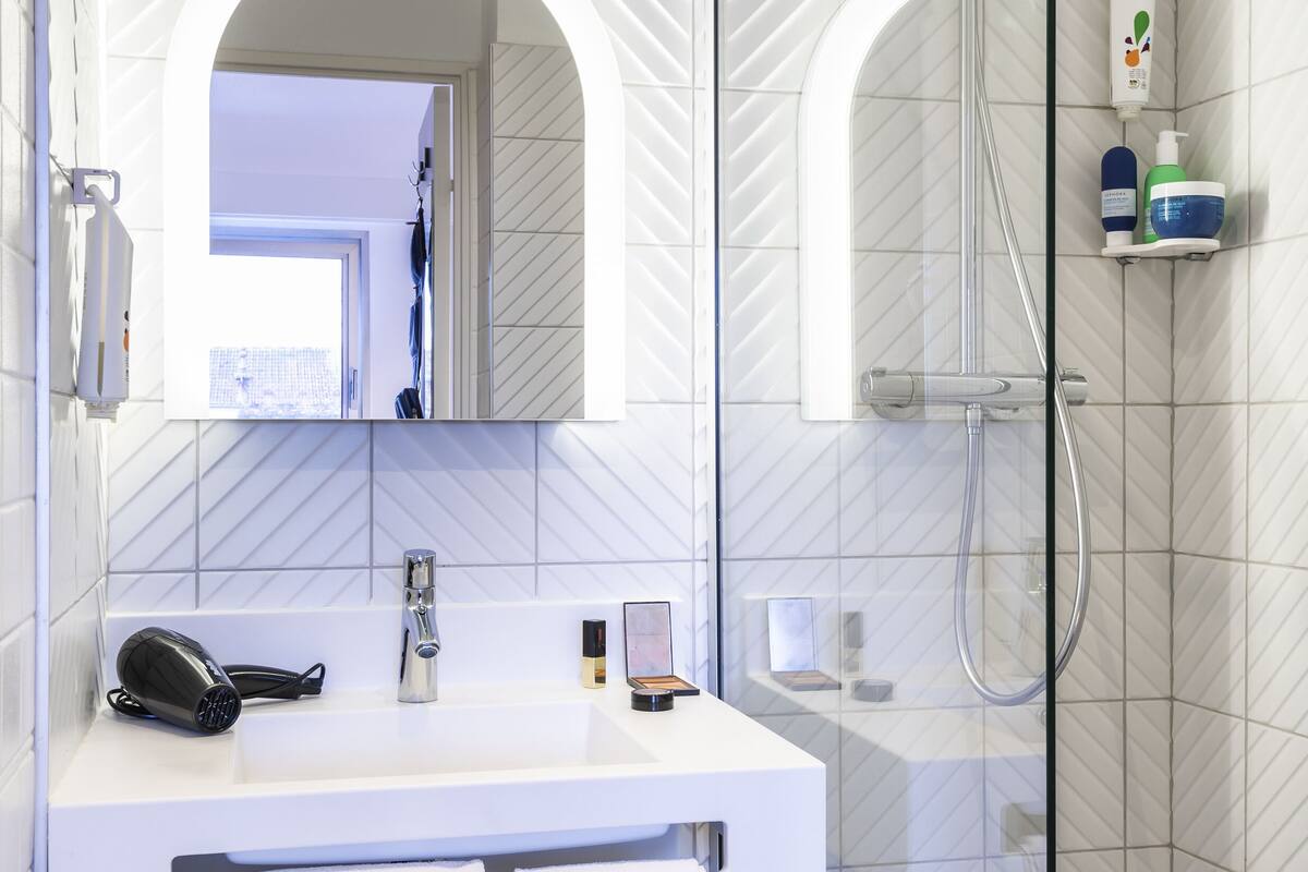 eco-friendly toiletries, hair dryer, towels