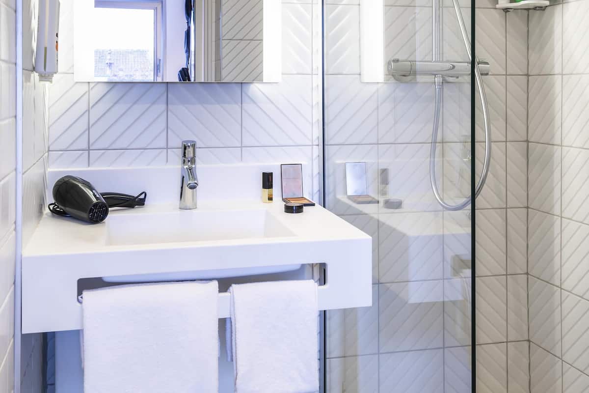 Premium bedding, desk, blackout drapes, soundproofing