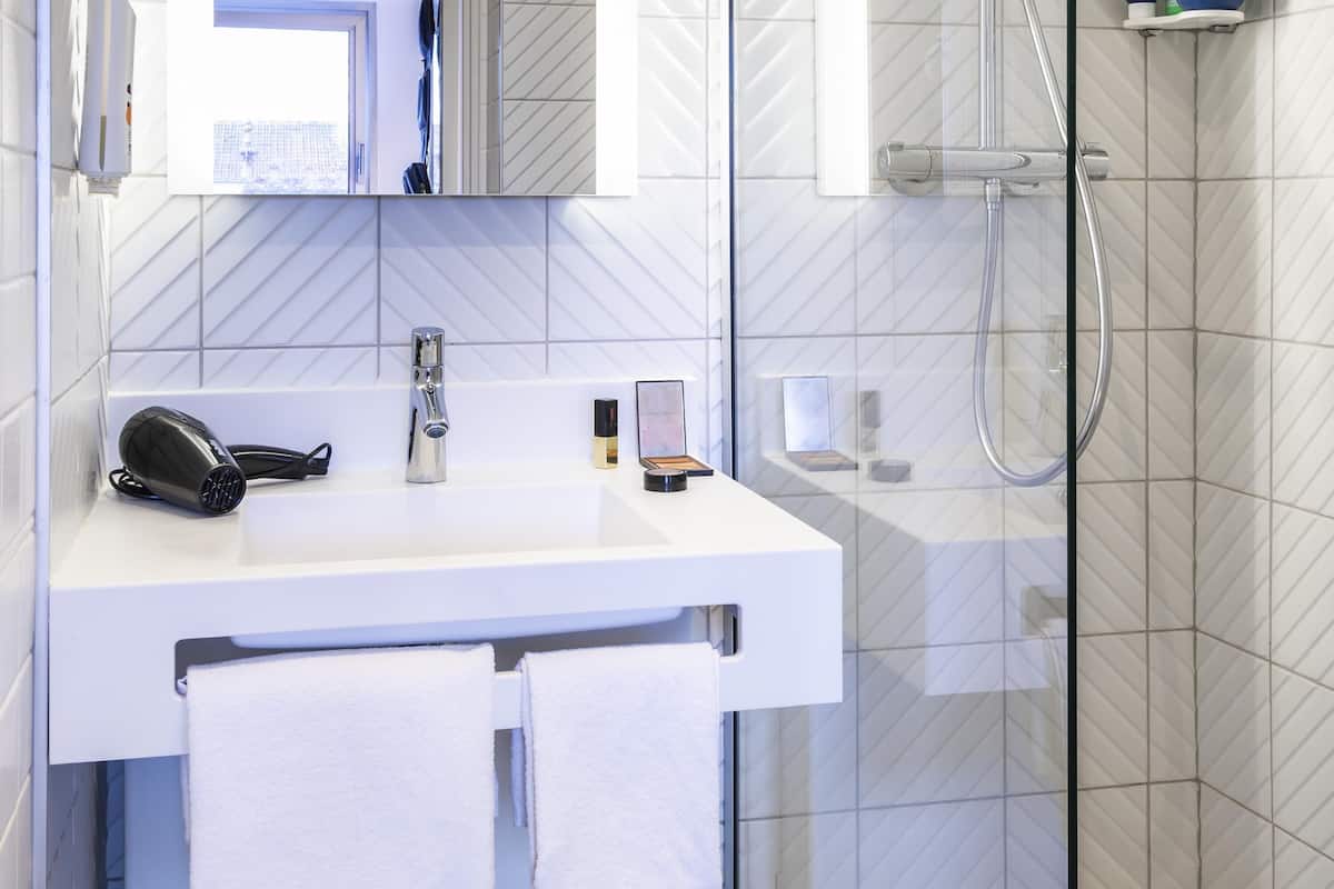 Premium bedding, desk, blackout drapes, soundproofing