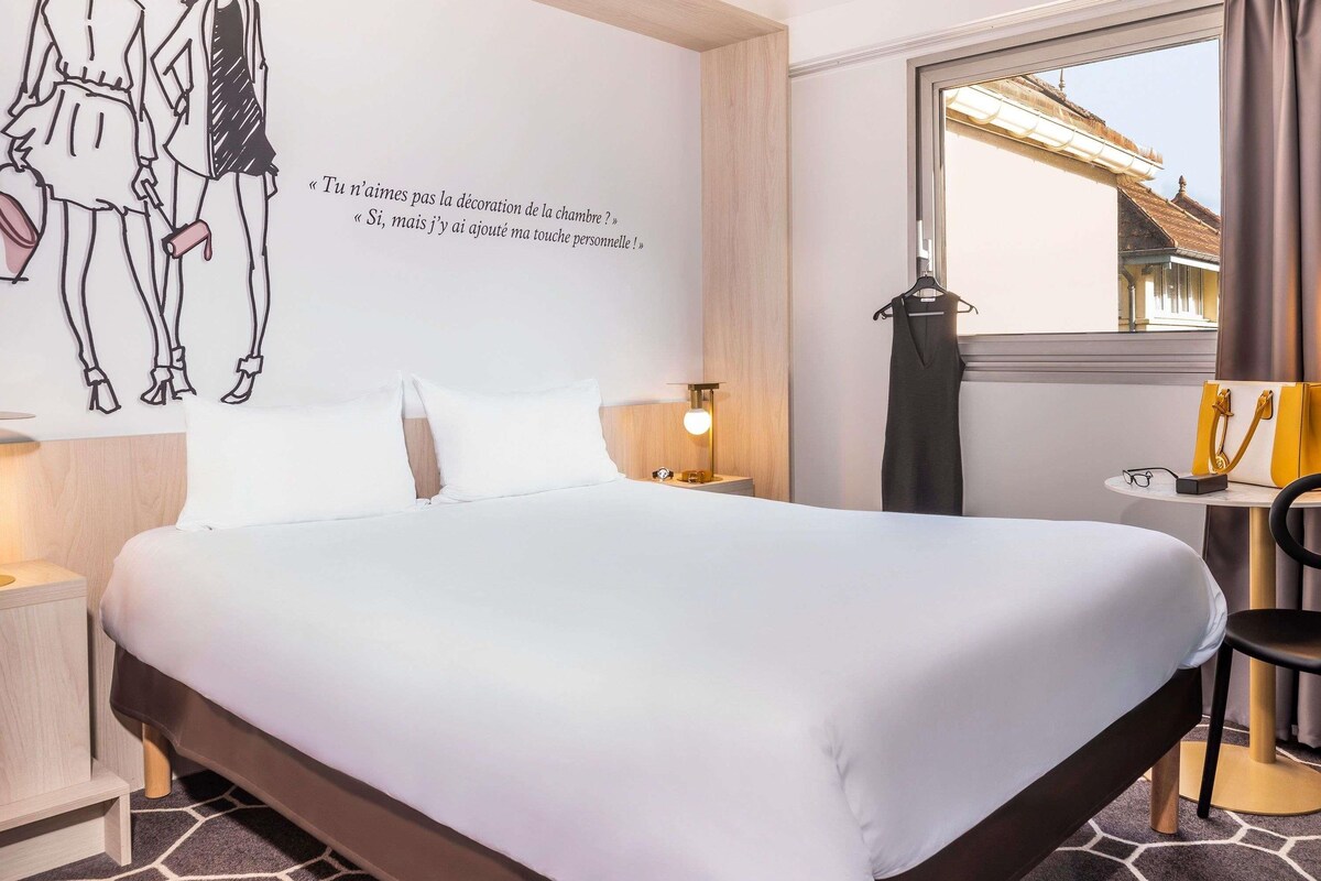 Premium bedding, desk, blackout drapes, soundproofing
