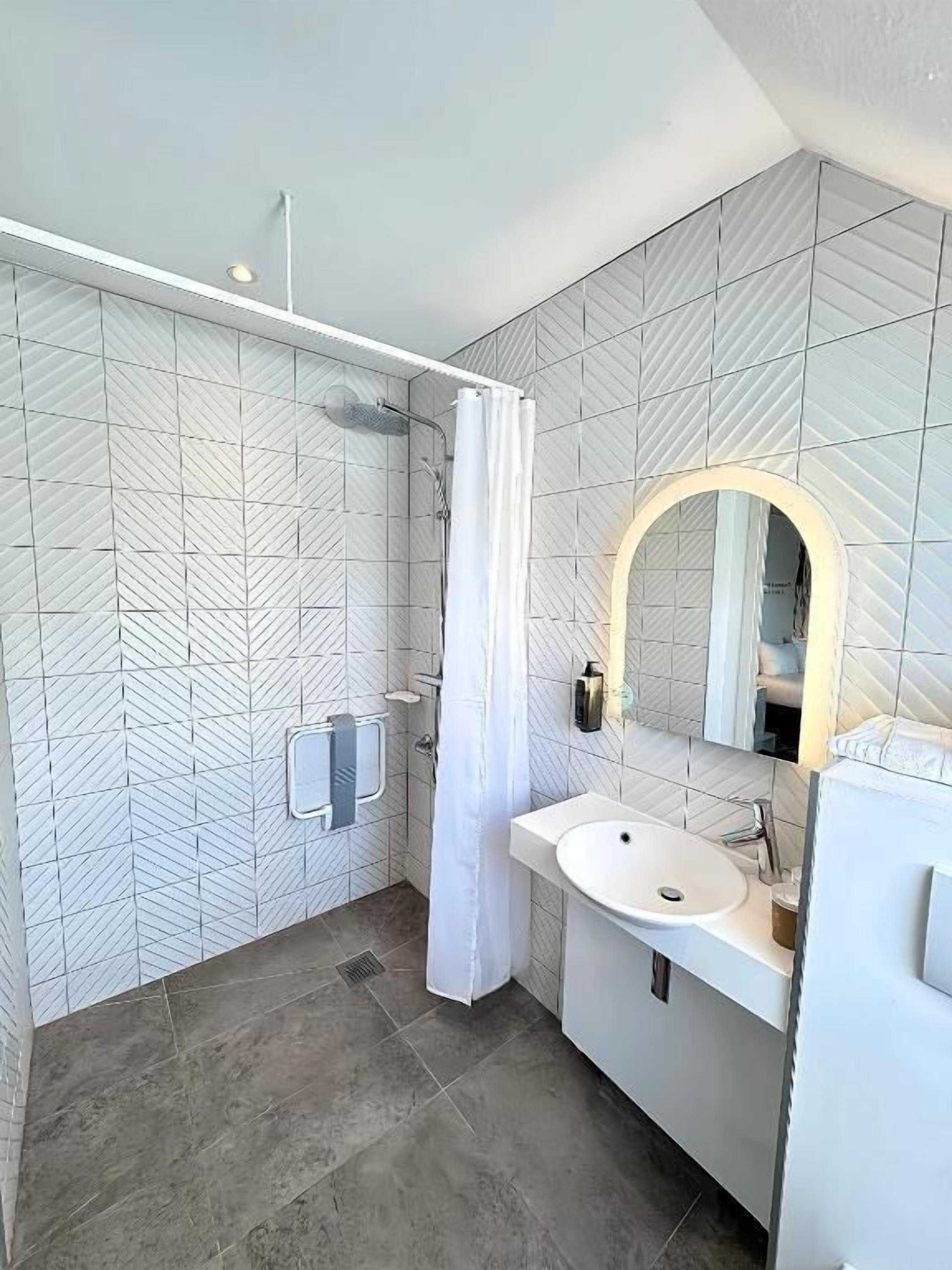 standard room, 1 double bed, accessible | bathroom | eco-friendly toiletries, hair dryer, towels