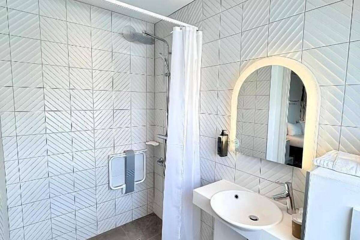 standard room, 1 double bed, accessible | bathroom | eco-friendly toiletries, hair dryer, towels