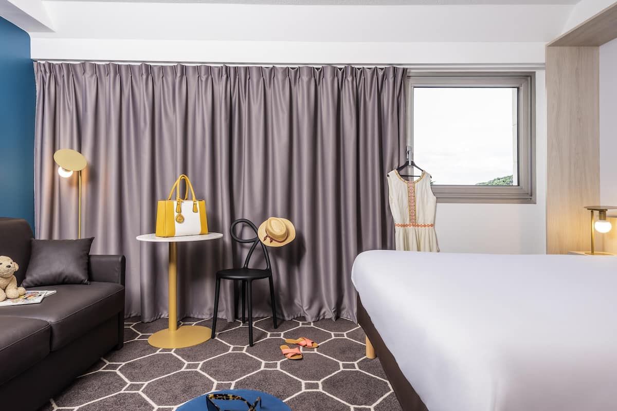 2 bedrooms, premium bedding, desk, blackout curtains