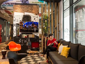 Se sirven almuerzos y cenas, cocina internacional