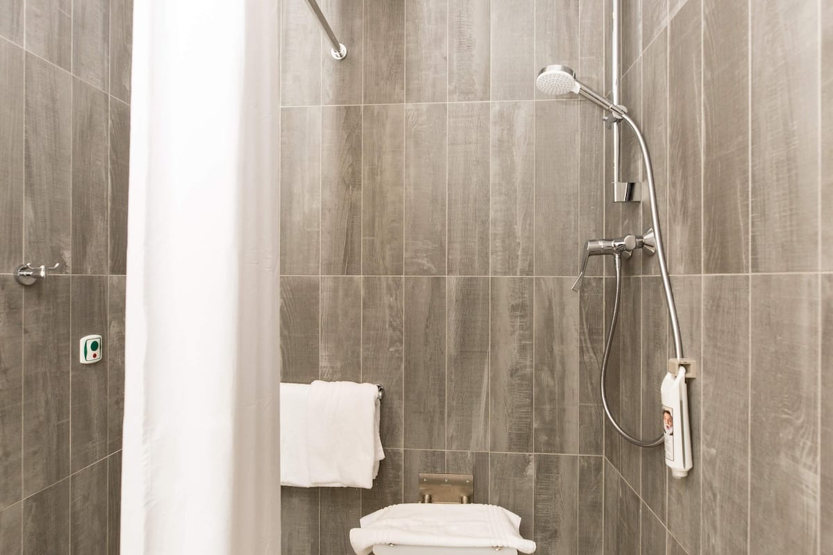 standard room, 1 double bed, accessible | in-room safe, desk, blackout curtains, soundproofing