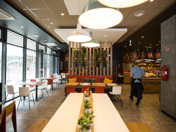 Lunch and dinner served, international cuisine