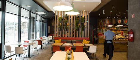 Makan tengah hari dan makan malam dihidangkan, masakan antarabangsa