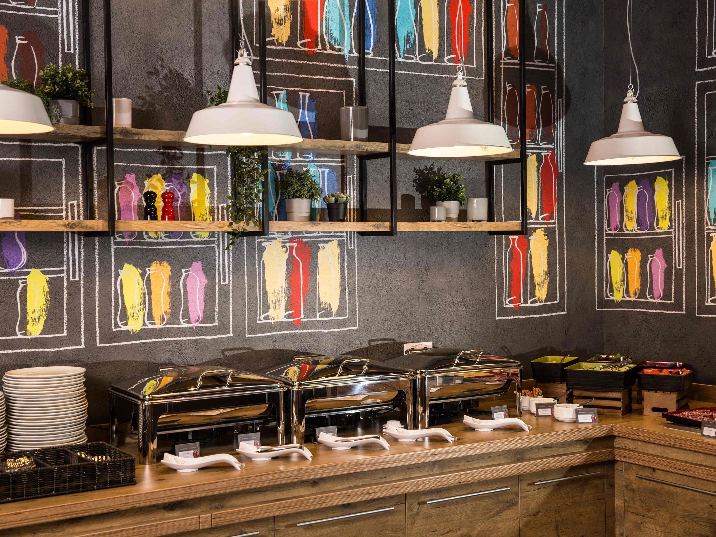 lunch and dinner served, international cuisine