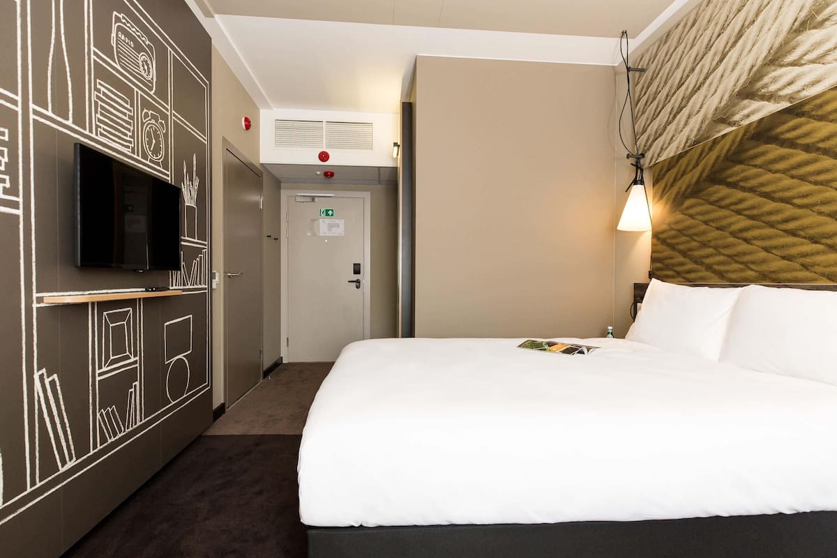 Standard Room, 1 Double Bed, Accessible | In-room safe, desk, blackout drapes, soundproofing