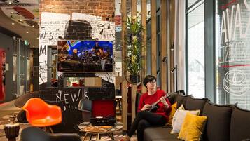 Phục vụ bữa trưa và bữa tối, món ăn mang phong cách quốc tế