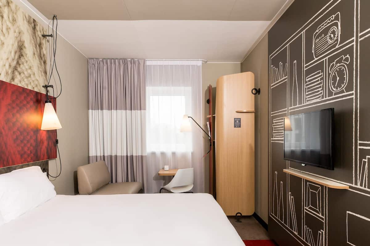 Cofres nos quartos, escrivaninha, cortinas blackout