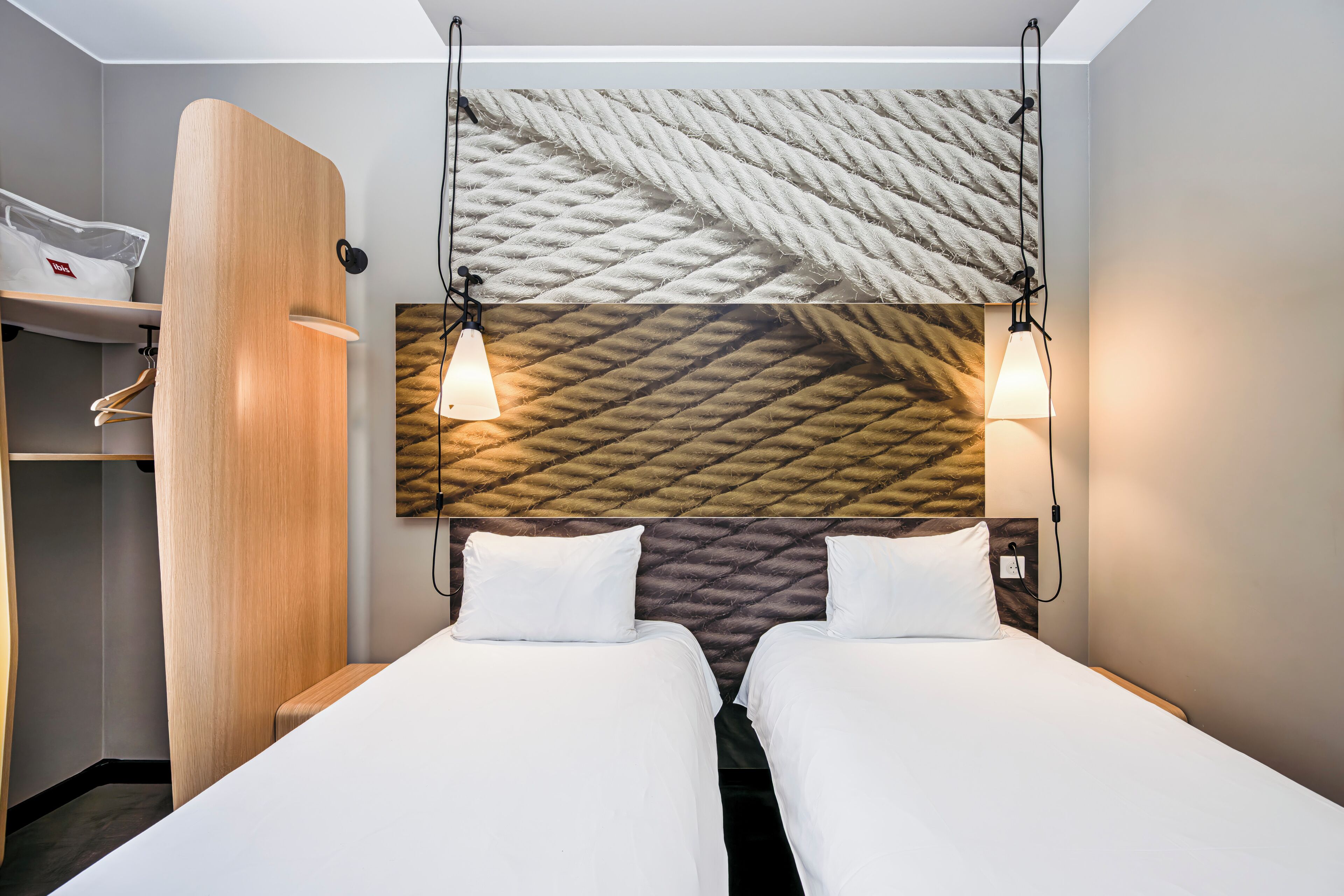 Standard Twin Room, 2 Katil Bujang (Single) | Peti besi dalam bilik, meja, langsir/tirai gelap terus, kalis bunyi 