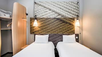 Standard Twin Room, 2 Katil Bujang (Single) | Peti besi dalam bilik, meja, langsir/tirai gelap terus, kalis bunyi