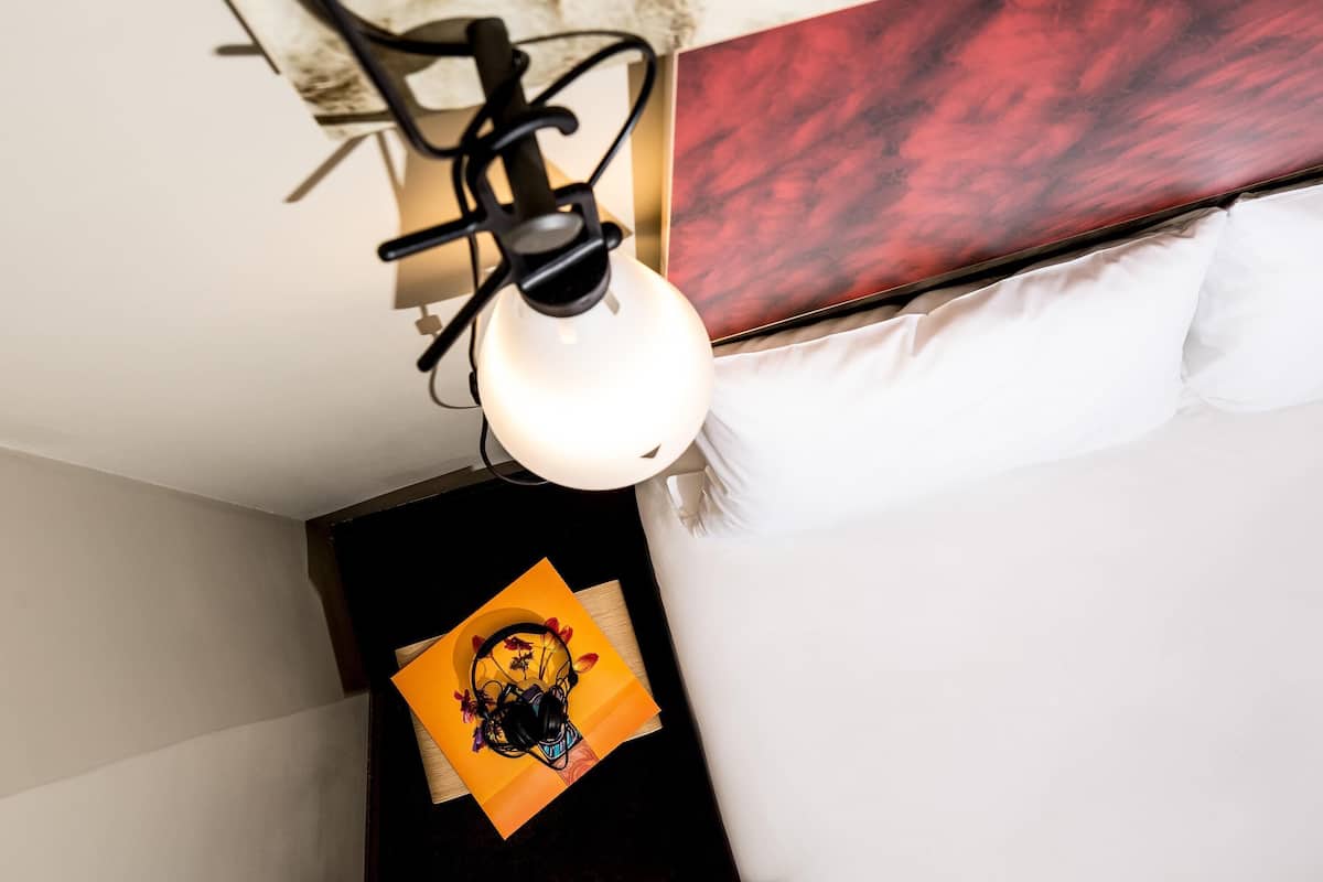 Quarto casal standard, 1 cama de casal | Cofres nos quartos, escrivaninha, cortinas blackout